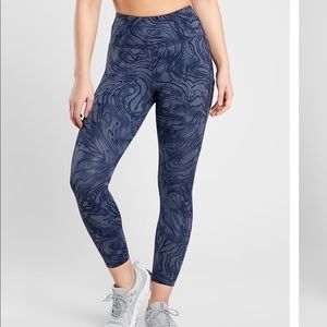 Athleta Ultimate stash printed 7/8 Tight